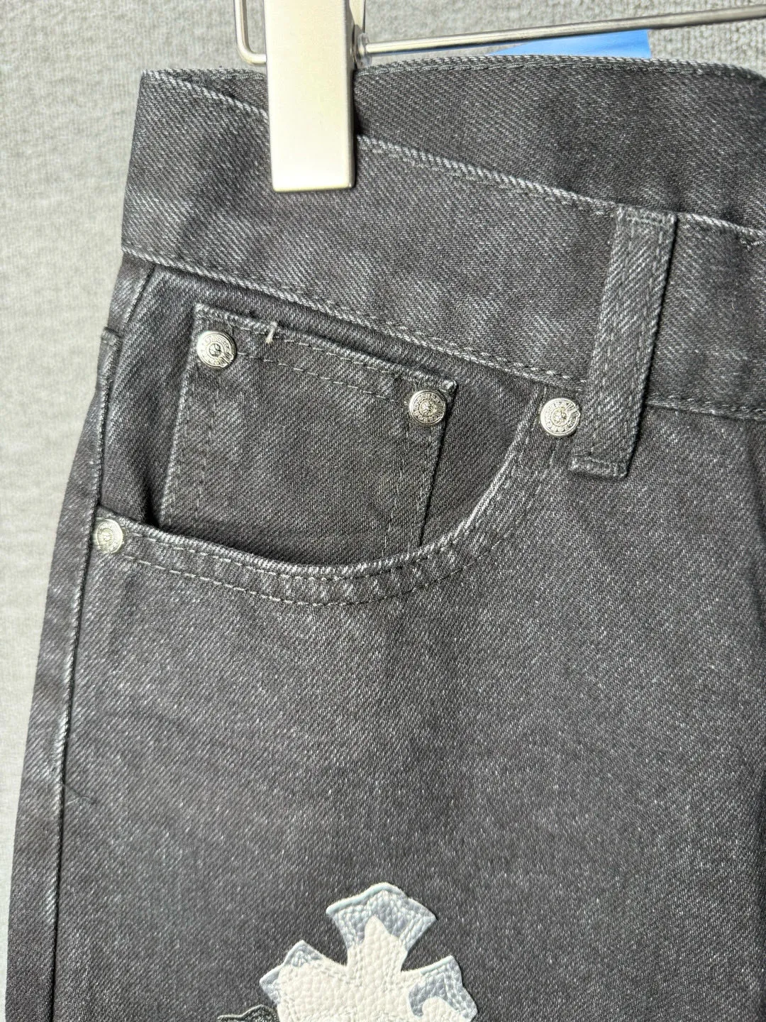 P260 💰 (Top version) Chrome hearts washed jeans with black multi-leather elements and full details. It truly restores the ultimate texture of Vintage. Three-dimensional version. Loose and comfortable, not picky about the figure. It looks taller and slimmer. Factory precision. Original factory quality control. Same style for men and women. Can be matched with couples. Versatile recommendation. Must-have jeans for all seasons. Fashionistas have been disappointed. From the quality selection of fabrics, the tailoring of details, and the matching of patterns, they are all impeccable! The upper body is so handsome when worn...it can be easily worn by men, women and children! The craftsmanship is made of heavy-duty washed pure cotton denim fabric. After washing, it is soft and thick. It is very stylish when worn on the body. Color: black Size: 28-30-32-34-36 (corresponding to S-M-L-XL-XXL)